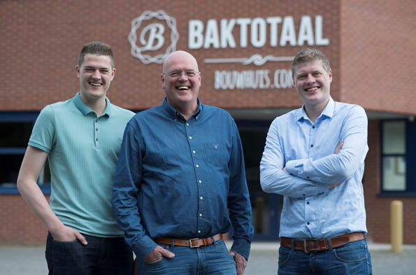 Owners of Baktotaal ecommerce company posing next to each other